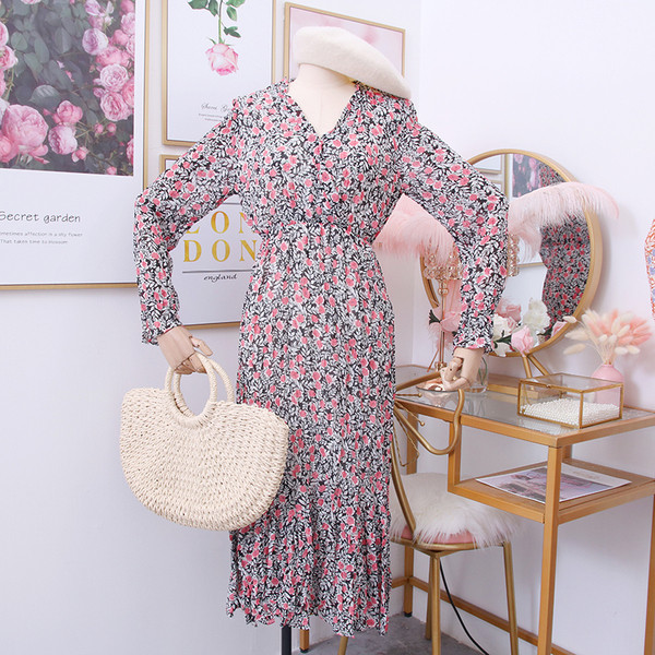 Γυναικεία φόρεμα με floral μοτίβα και V-neck