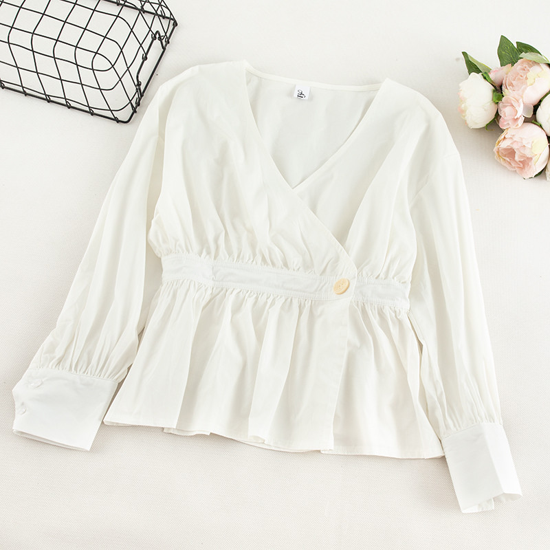 Cămașă modernă de damă în alb și albastru cu decolteu în V