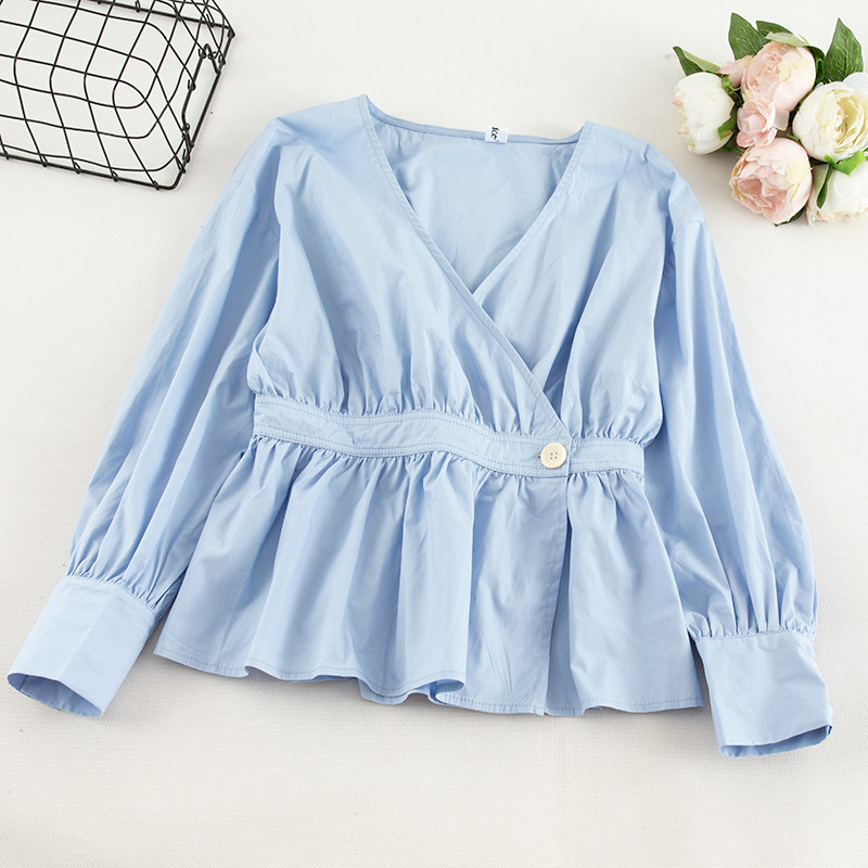 Cămașă modernă de damă în alb și albastru cu decolteu în V