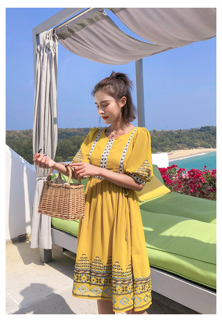 Rochie moderna de dama scurta de culoare galbena cu maneci 3/4