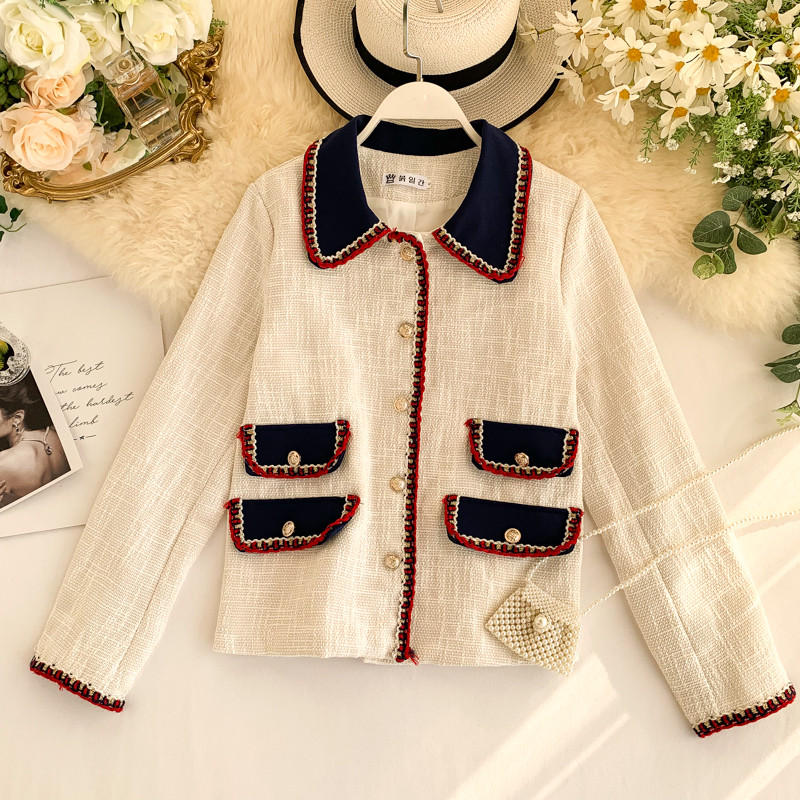 Jachetă de damă modernă cu nasturi și mâneci lungi în culoarea albă