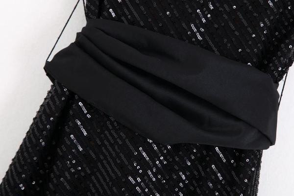 Κομψό γυναικέιο φόρεμα με έναν ιμάντα και πούλιες σε μαύρο χρώμα