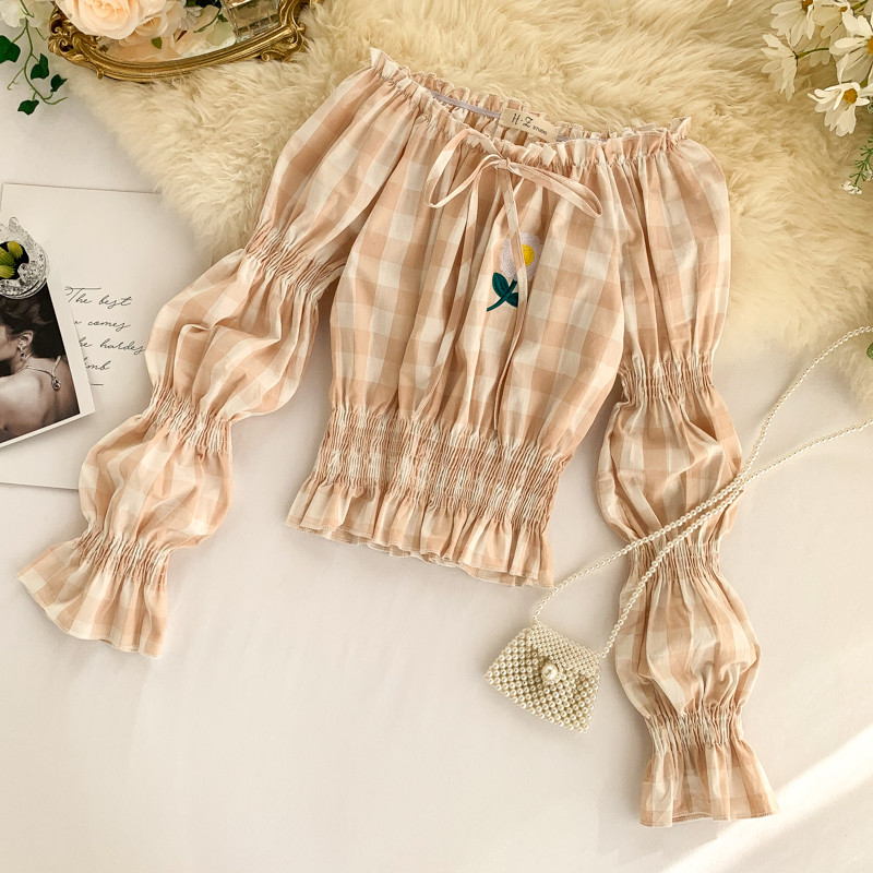 Bluză de damă modernă cu mâneci lungi și broderie în trei culori cu umerii goi