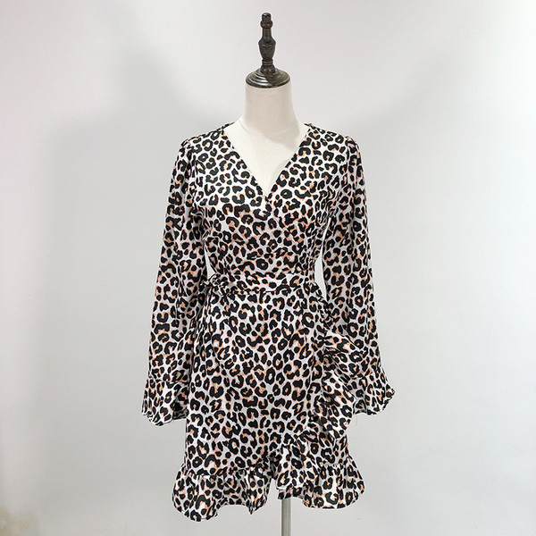 Rochie scurta de dama cu decolteu spitz cu imprimeu animal