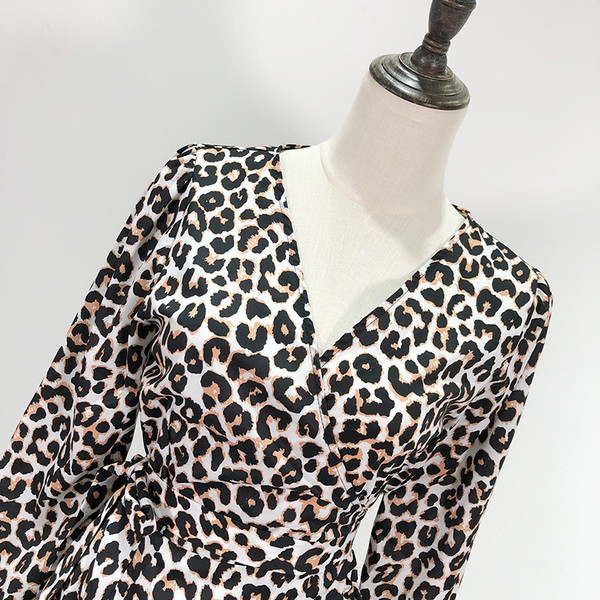 Rochie scurta de dama cu decolteu spitz cu imprimeu animal