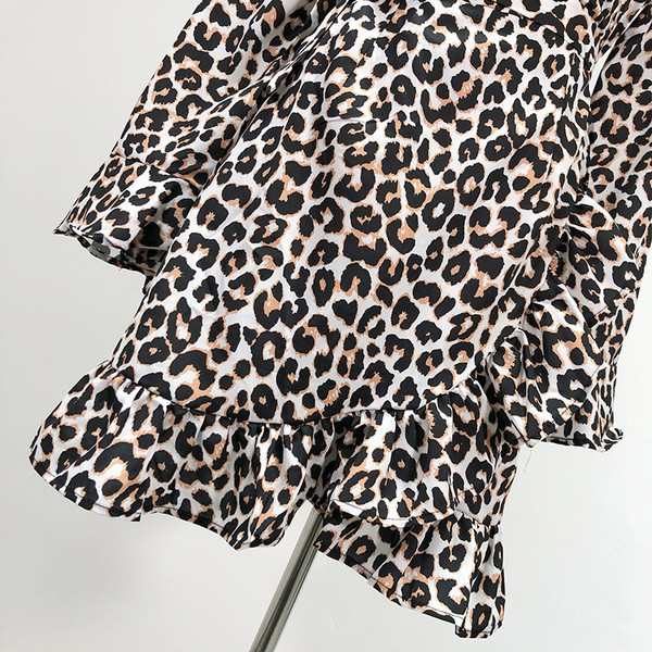 Rochie scurta de dama cu decolteu spitz cu imprimeu animal