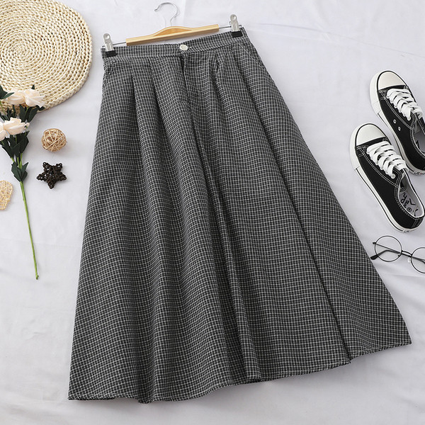 Μοντέρνα γυναικεία φούστα σε τέσσερα χρώματα με κομμένα μοτίβο