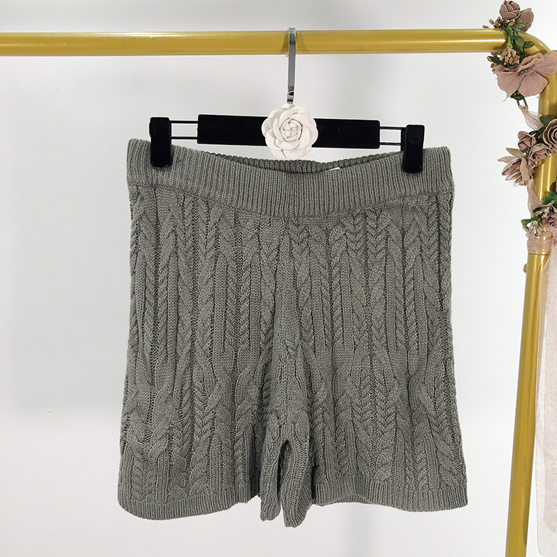 Pantaloni scurți de damă în alb și gri