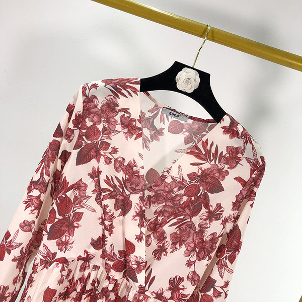 Rochie de dama cu model floral cu decolteu spitz si maneci lungi