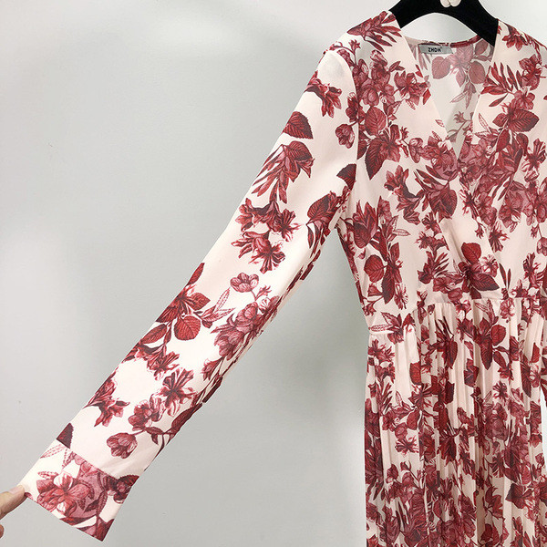 Rochie de dama cu model floral cu decolteu spitz si maneci lungi