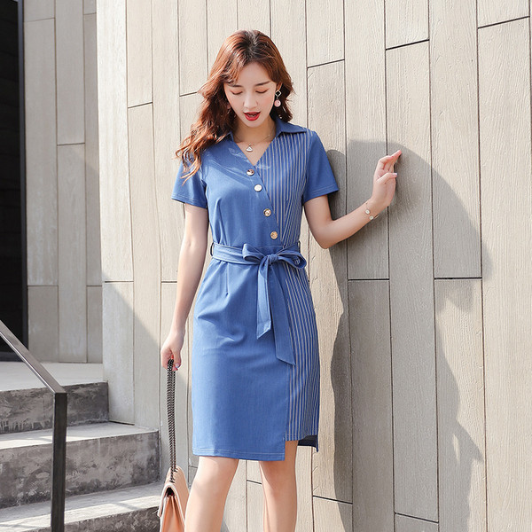 Új modell modern női ruha V-nyakkal és kék övvel