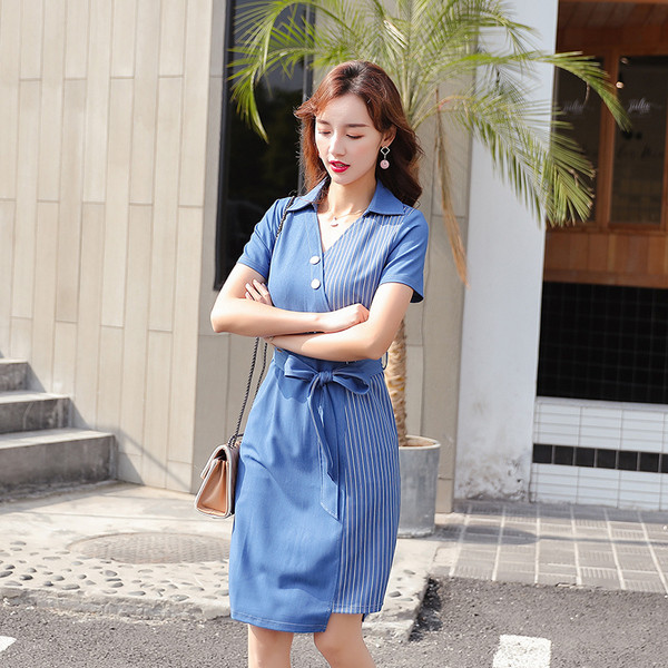 Új modell modern női ruha V-nyakkal és kék övvel