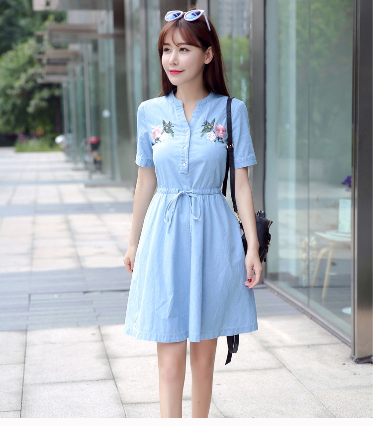 Rochie de dama model nou cu decolteu spitz si broderie in albastru