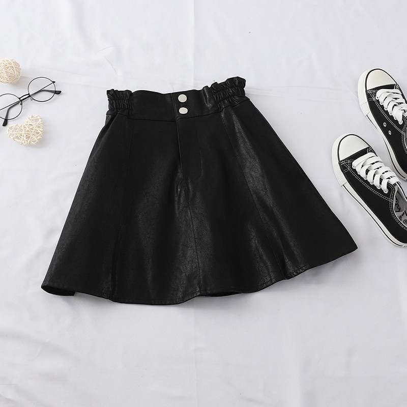 Model modern de fustă de damă croiată în trei culori