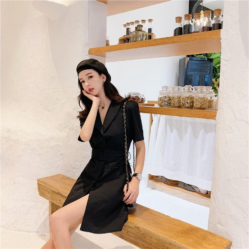 Μοντέρνο φόρεμα γυναικών σε δύο χρώματα με λαιμόκοψη