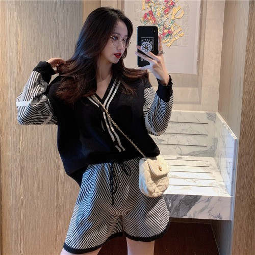 Set modern pentru femei din două părți - pantaloni scurți și o vestă