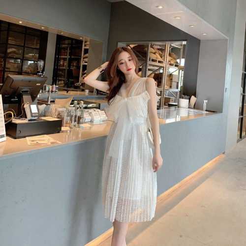 Rochie actuală de damă în alb cu tul