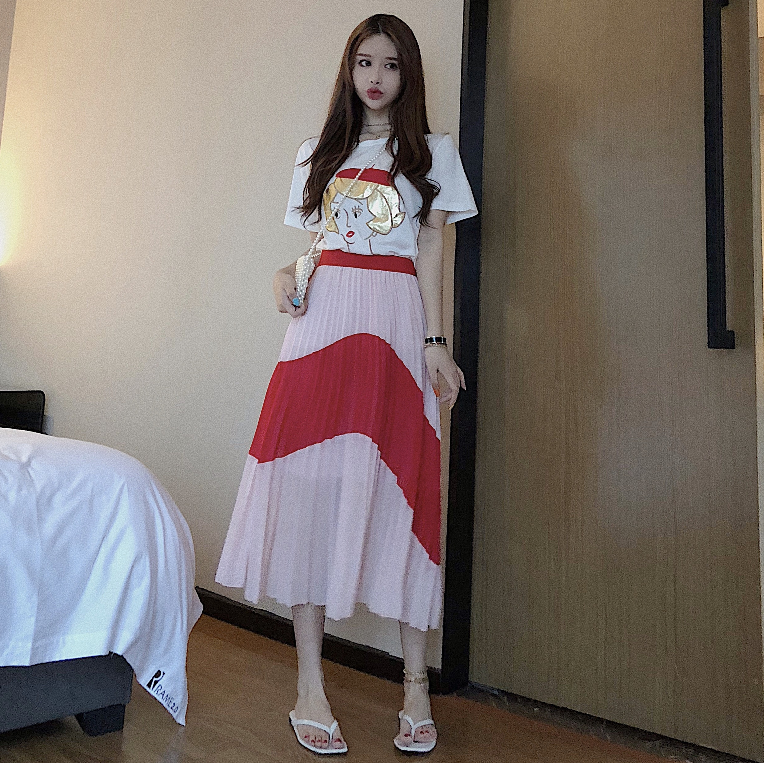 Ένα σύγχρονο γυναικείο σύνολο - αμάνικο και μπλουζάκι με κοντό μανίκι