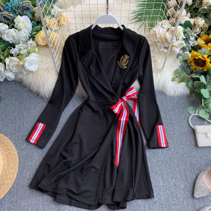 Rochie moderna de dama cu panglica si broderie in negru