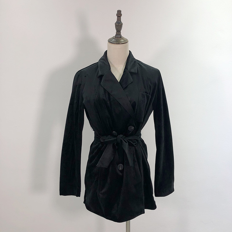 Дамско плюшено сако в черен цвят с копчета и връзки
