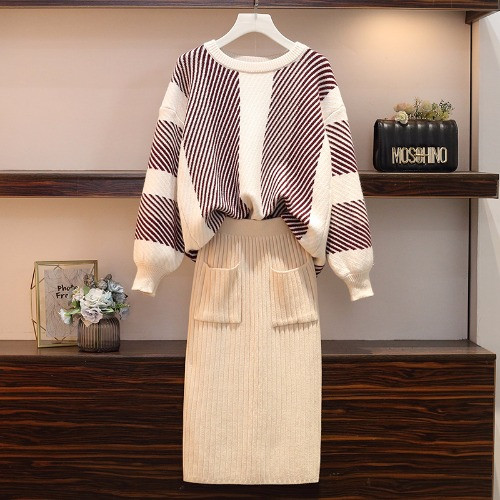 Set dama care include pulover si fusta cu buzunare in doua culori