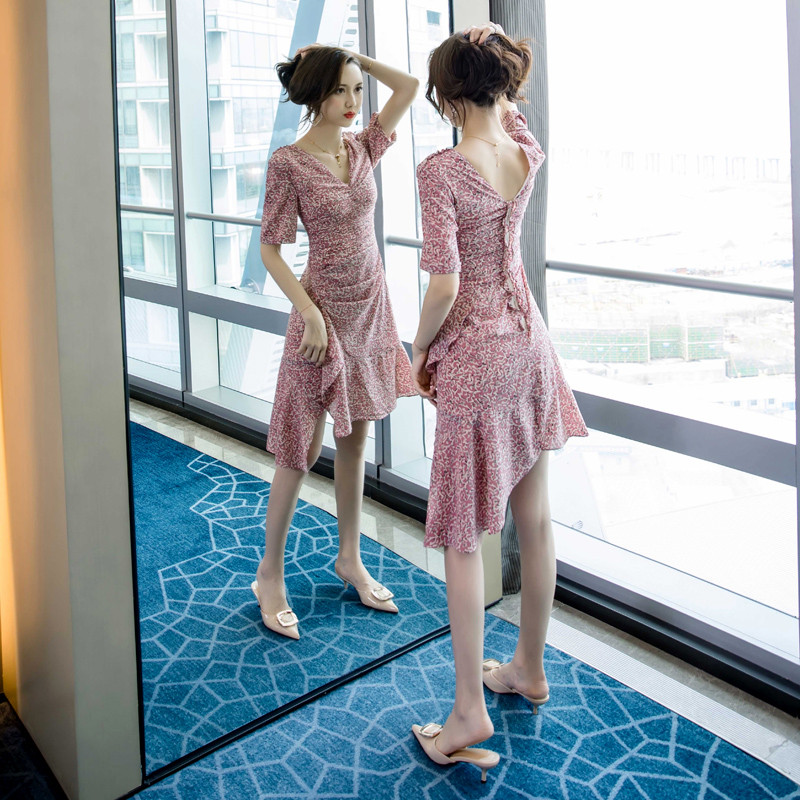 Rochie actuală de damă cu mâneci 3/4 și decolteu spitz