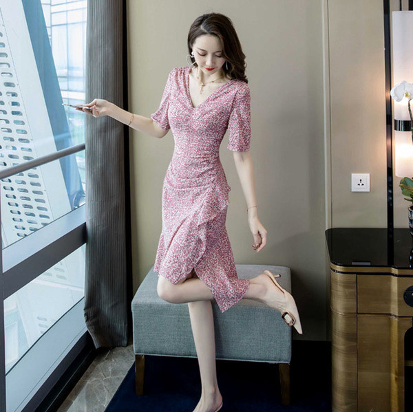 Rochie actuală de damă cu mâneci 3/4 și decolteu spitz