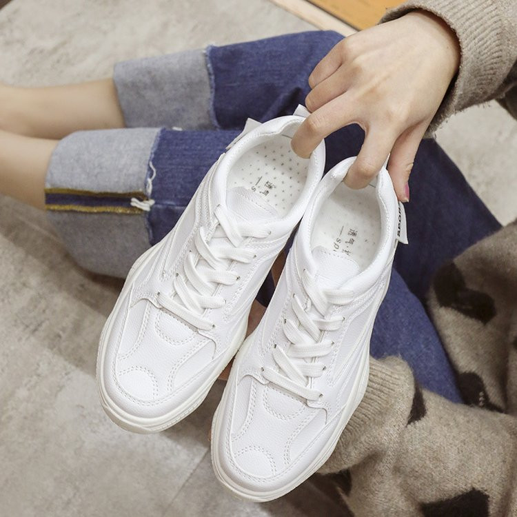 Adidasi moderni de dama cu sireturi in alb si bej