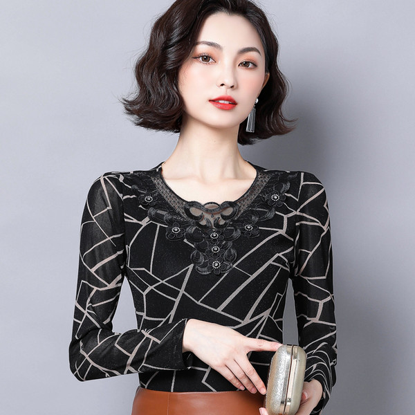 Bluza de dama actuala in negru cu decolteu O si broderie