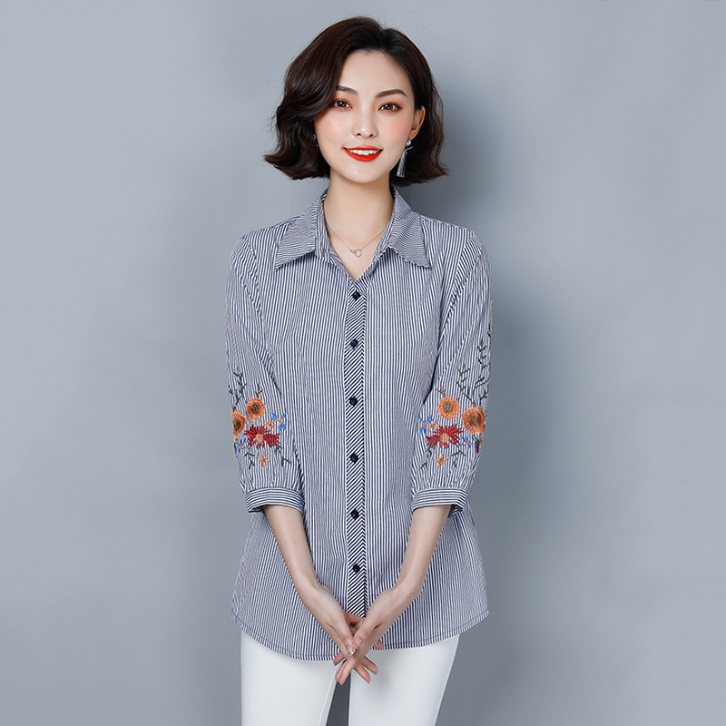 Cămașă modernă de damă în două culori cu broderie și mâneci 7/8