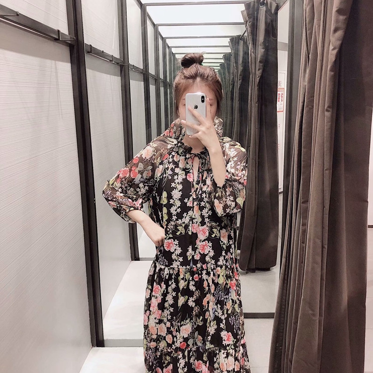 Rochie lunga de dama cu model floral si decolteu adanc