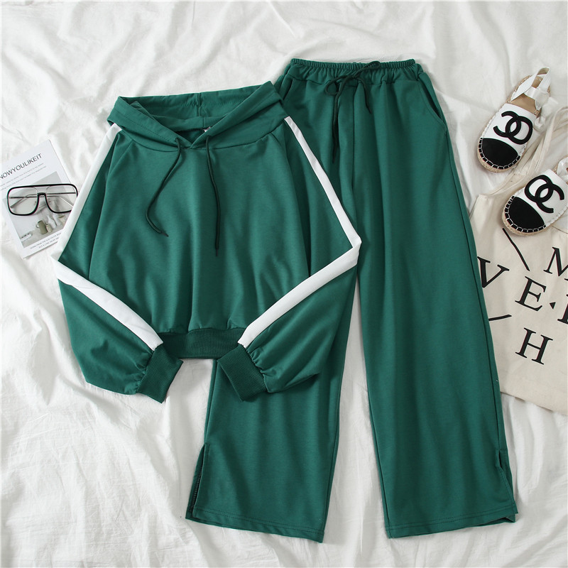 Спортен дамски комплект от две части с бял кант в зелен и сив цвят