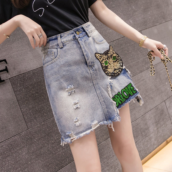 Fusta de dama actuala in albastru cu aplicatie