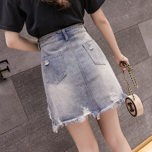 Fusta de dama actuala in albastru cu aplicatie