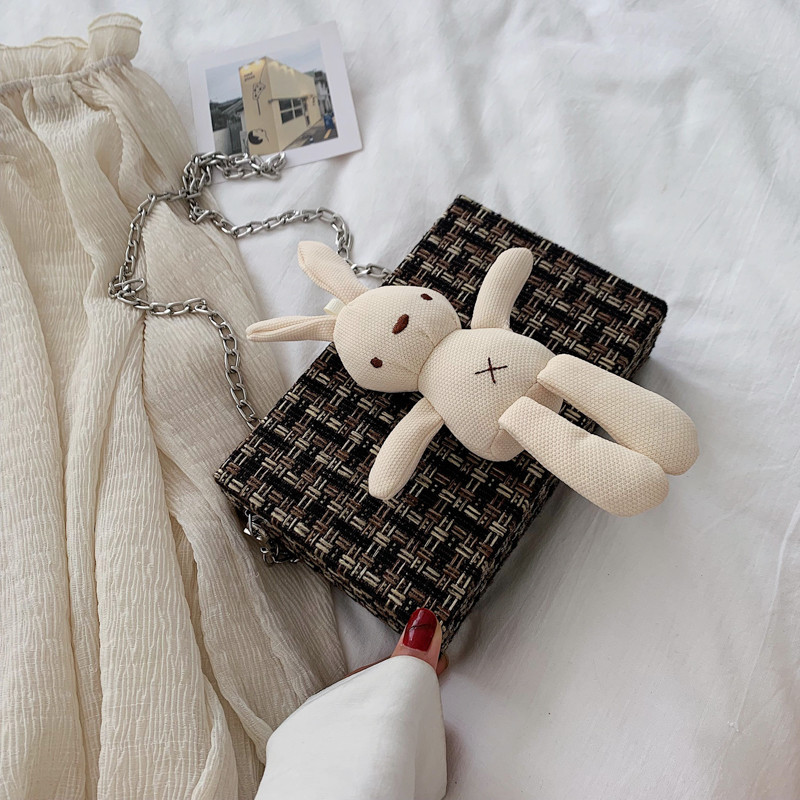 Geanta de dama cu accesoriu si lant in patru culori