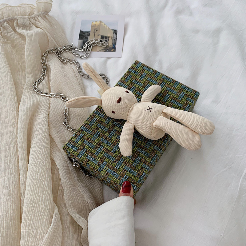 Geanta de dama cu accesoriu si lant in patru culori