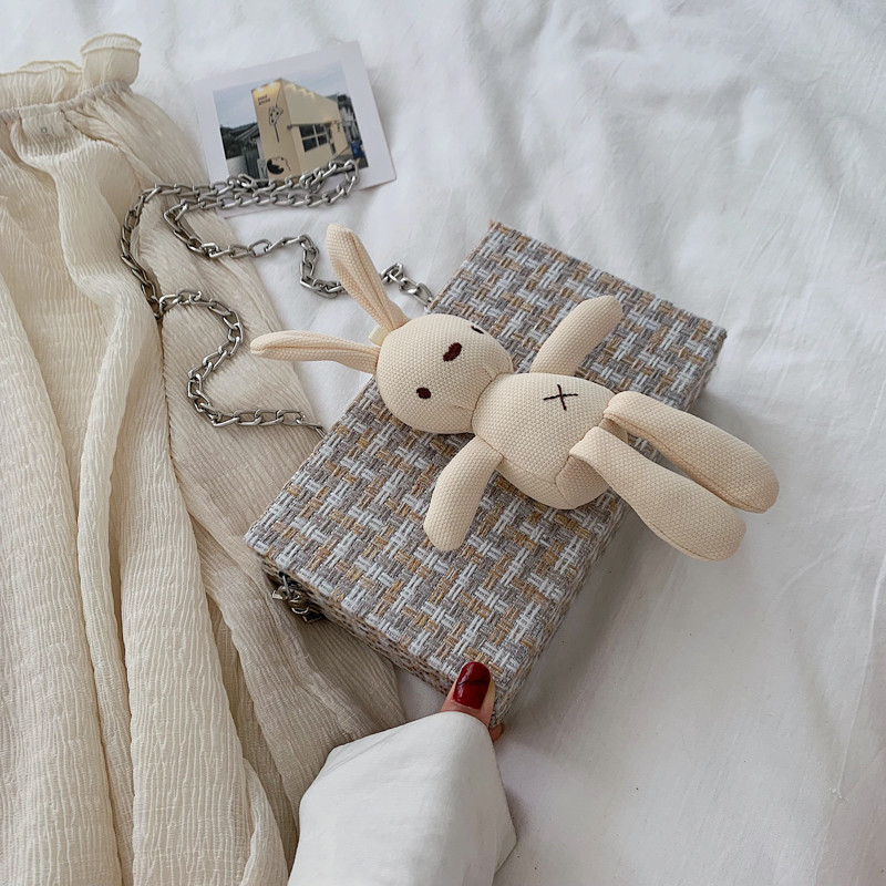 Geanta de dama cu accesoriu si lant in patru culori