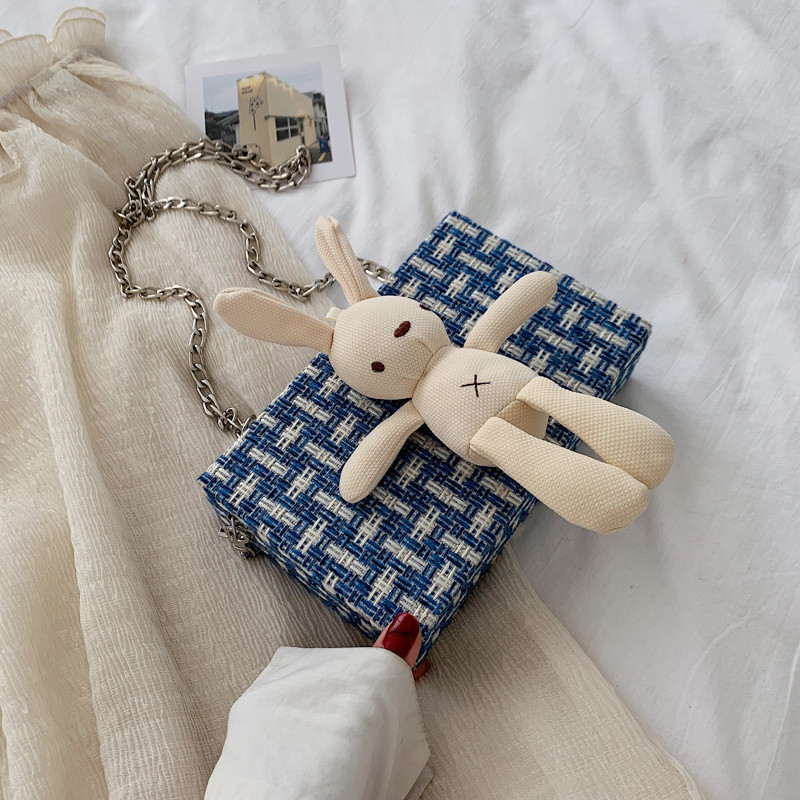 Geanta de dama cu accesoriu si lant in patru culori