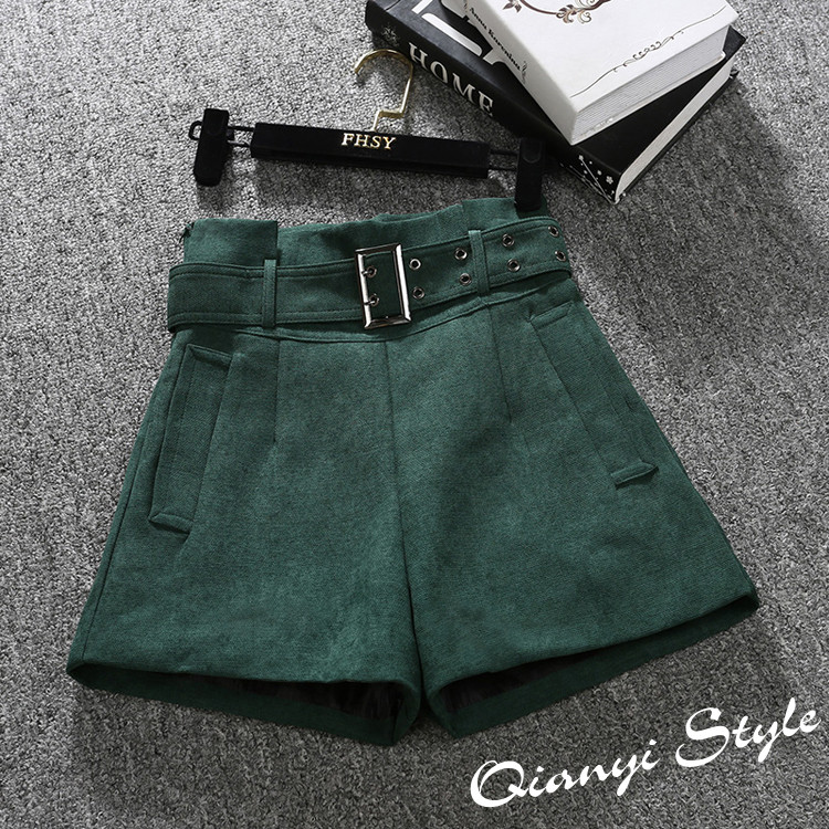 Pantaloni scurți de damă de actualitate în trei culori cu talie înaltă