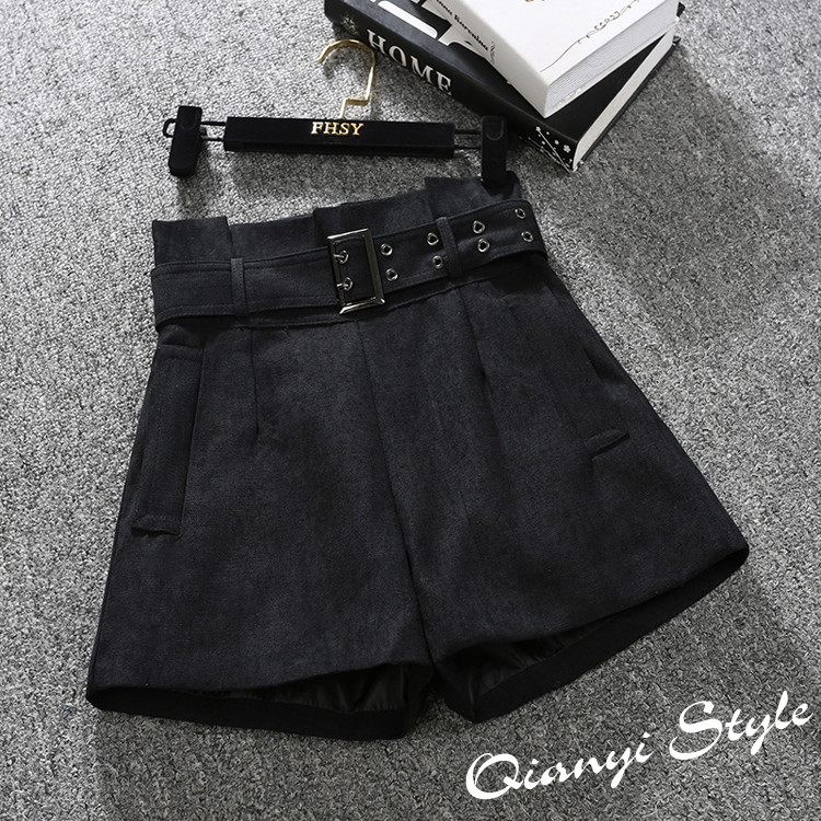 Pantaloni scurți de damă de actualitate în trei culori cu talie înaltă