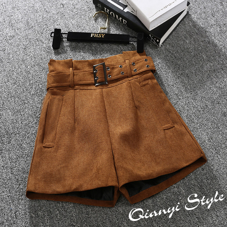 Pantaloni scurți de damă de actualitate în trei culori cu talie înaltă