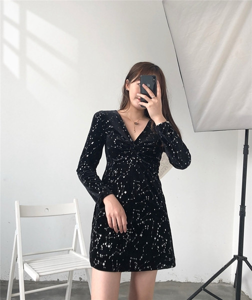 Rochie scurta de dama din catifea cu decolteu spitz intr-o culoare inchisa