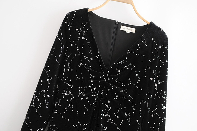 Rochie scurta de dama din catifea cu decolteu spitz intr-o culoare inchisa