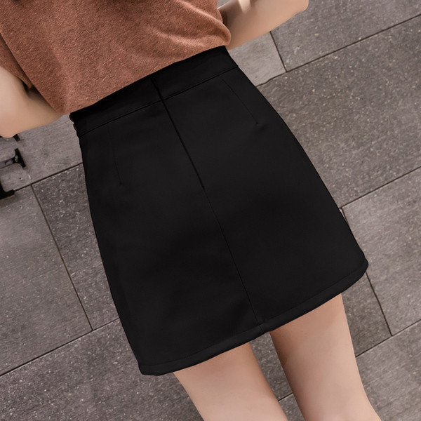 Fusta de dama actuala in alb si negru cu curea