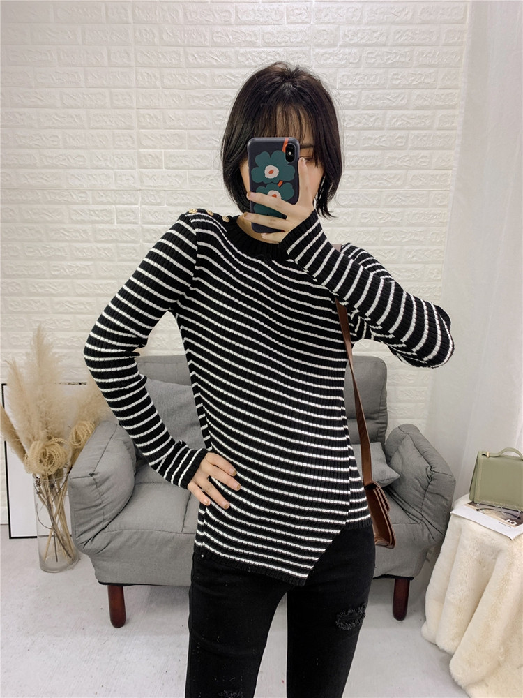 Bluză de damă în dungi asimetrice cu mâneci lungi