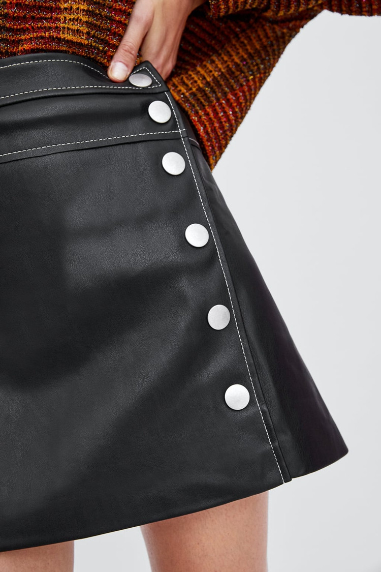 Fusta scurta de dama din piele ecologica cu nasturi de culoare neagra