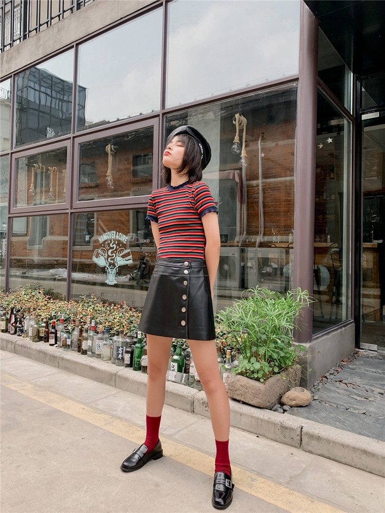 Fusta scurta de dama din piele ecologica cu nasturi de culoare neagra