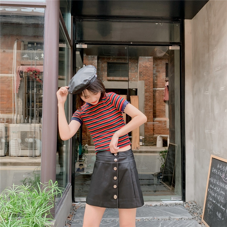 Fusta scurta de dama din piele ecologica cu nasturi de culoare neagra