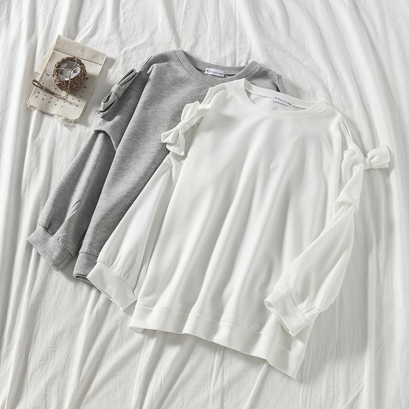 Модерна дамска блуза с панделки в сив и бял цвят