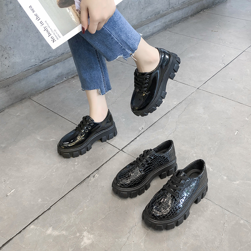 Модерни дамски обувки от еко кожа с груба подметка в черен цвят